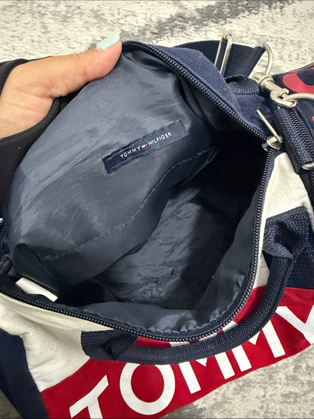 Tommy Hilfiger Small Duffle Bag - Picture 7 of 8